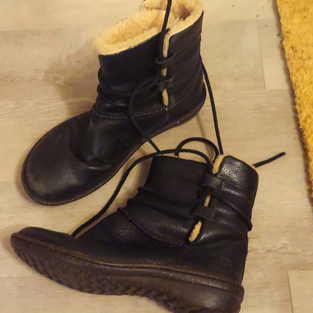 Comfy black Ugg Caspia lace-up fur lined booties